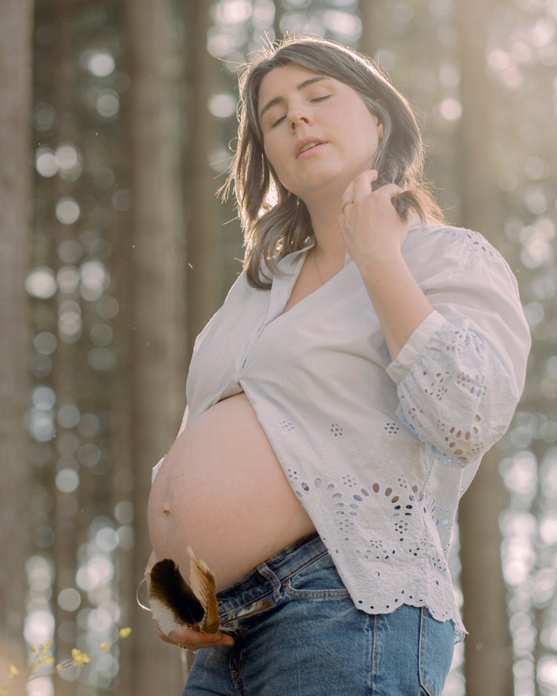 Frau mit Babybauch bei einem Babybauchshooting im Wald in der Natur des schönen Allgäus durch Fotografin fotografiert