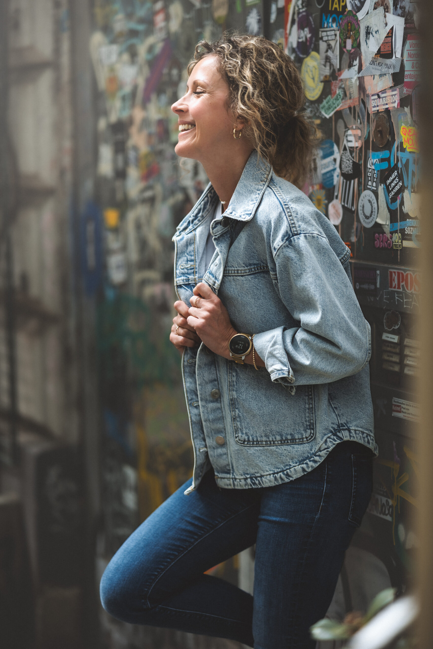 Frau an Wand lehnend während des Portraitshootings im schönen Allgäu durch Fotografin fotografiert