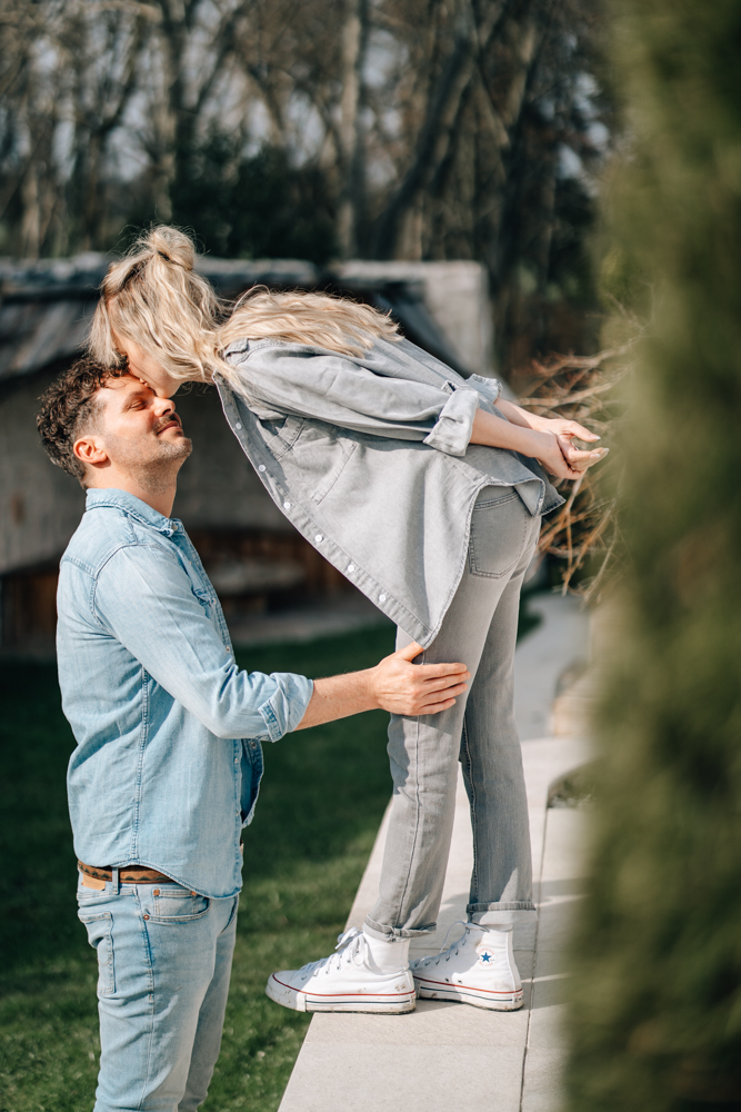 Frau und Mann bei einem Paarshooting im Garten im Allgäu von einer Fotografin fotografiert