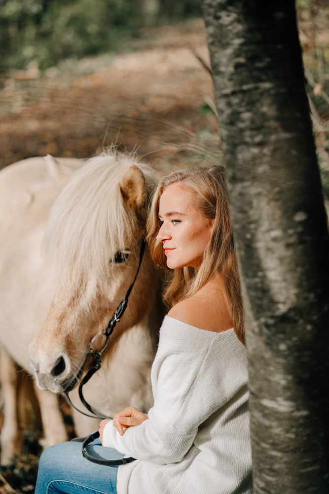 Portraitshooting zeigt Frau mit Pferd im Allgäu durch Fotografin fotografiert