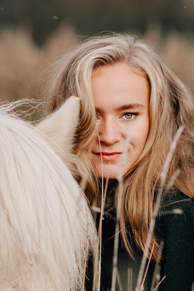 Portraitfotografie Frau mit Pferd im Allgäu durch Fotografin fotografiert